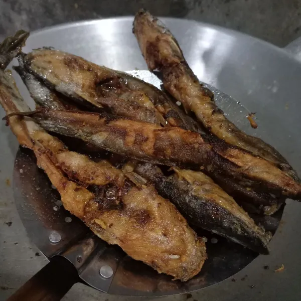 Goreng ikan lele sampai garing, kemudian angkat dan tiriskan.