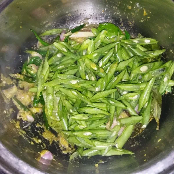 Tambahkan daun salam dan buncis, aduk rata