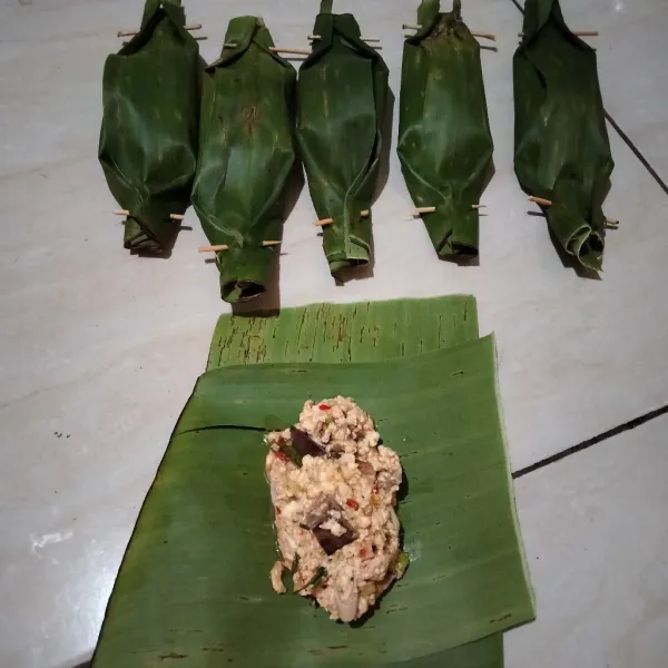 Siapkan daun pisang, ambil 2 sendok makan adonan kemudian bungkus. Lakukan hingga adonan habis.