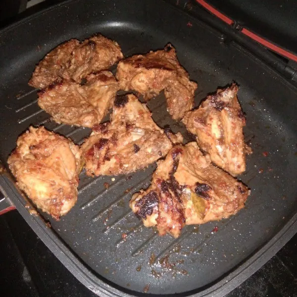 Siapkan panggangan. Letakan ayam berbumbu. Panggang hingga berubah warna, sambil ayam dioles-oles sisa bumbu. Jangan lupa bolak balik agar tidak terlalu gosong. Angkat dan sajikan di wadah saji.