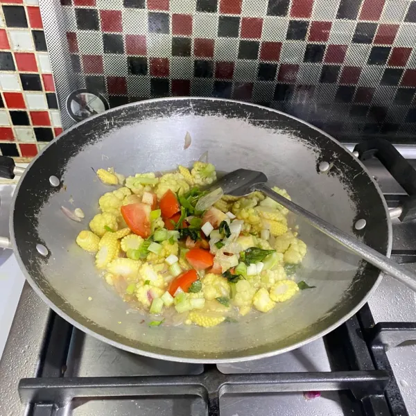 Beri gula, garam, lada bubuk dan kaldu bubuk, aduk dan tes rasa kemudian masukkan irisan tomat, seledri dan bawang daun.