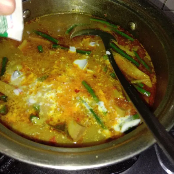 Tambahkan santan instan, garam dan kaldu bubuk, masak hingga kuah mendidih kembali, matikan api, sajikan.