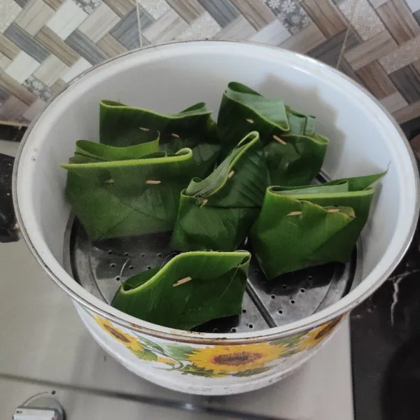 Kukus selama 30 menit lalu angkat dan sajikan.