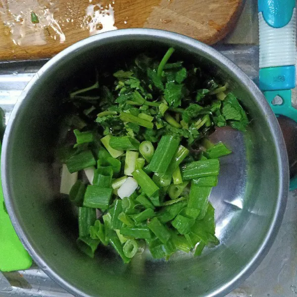 Cuci bersih daun seledri dan bawang daun lalu tiriskan dan iris.