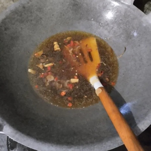 Tuang air dan biarkan mendidih lalu masukkan kecap manis, saus tiram, garam dan kaldu bubuk. Masak hingga mendidih.