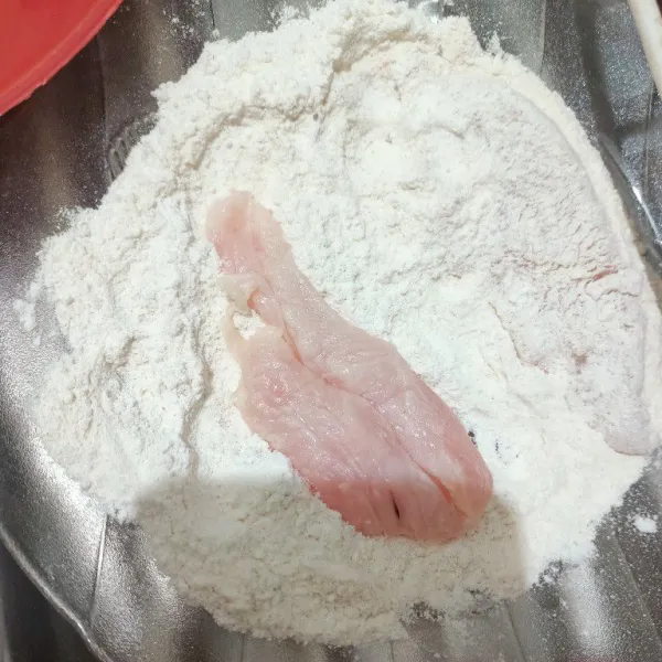 Baluri filet ayam dengan tepung terigu.