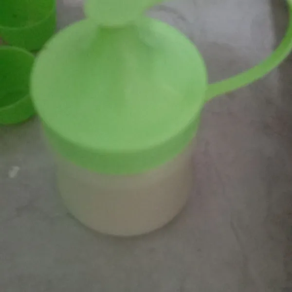 Masukkan semua bahan C ke dalam panci dan masak sampai mengental, buang daun pandan lalu masukkan ke dalam botol, sisihkan.