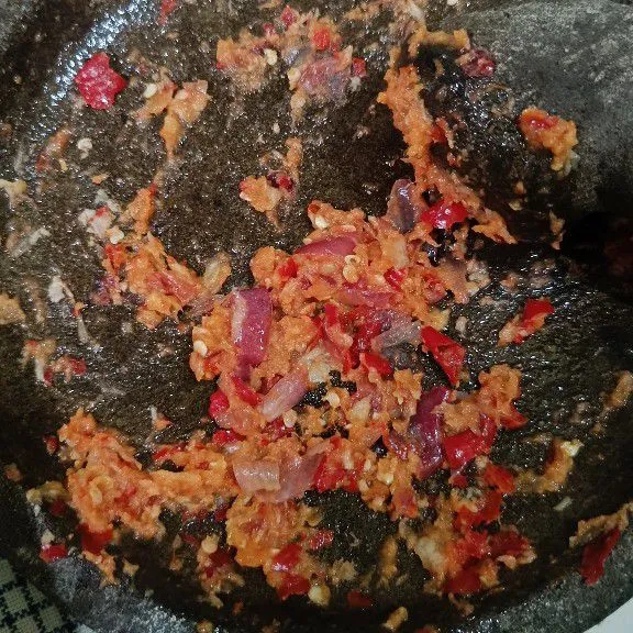 Haluskan bumbu halus.