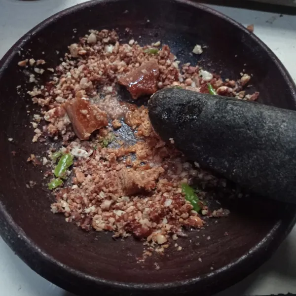 Masukan gula merah uleg sampai rata