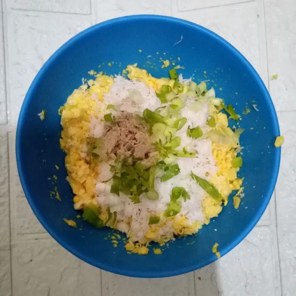 Campurkan jagung, singkong, kelapa, bumbu halus dan irisan daun bawang seledri lalu aduk rata.