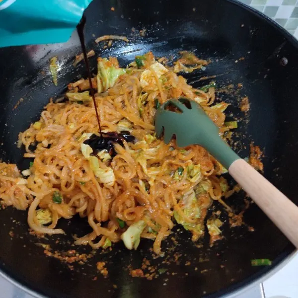 Masukkan kecap manis.