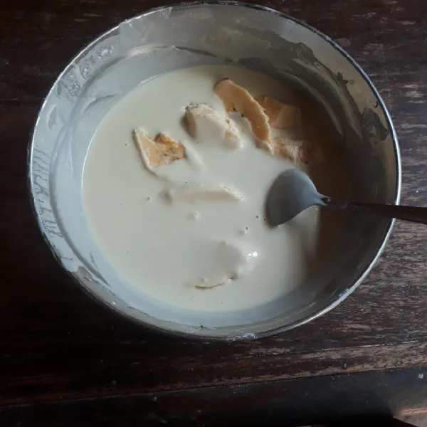 Celupkan pisang ke dalam adonan.