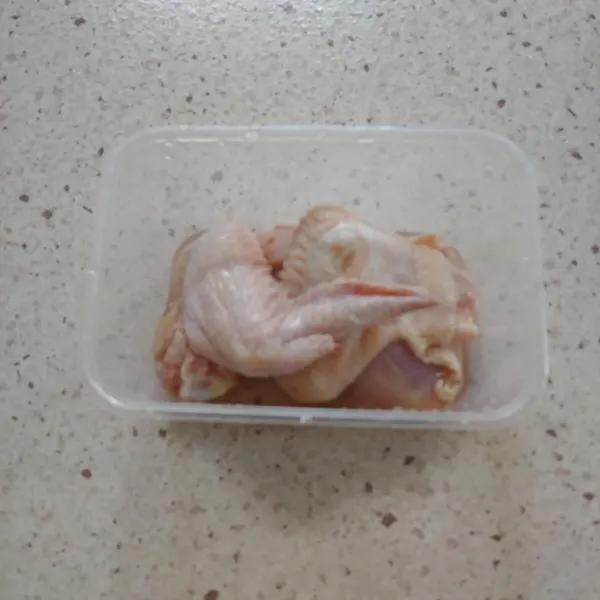 Ayam dipotong potong sesuai selera lalu cuci bersih, tiriskan.