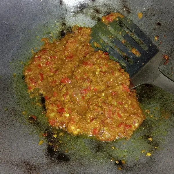 Tumis bumbu halus sampai harum dan matang.