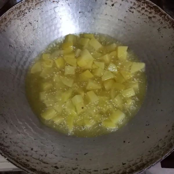 Goreng kentang hingga matang, tiriskan.