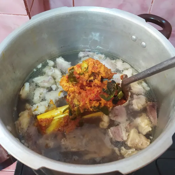 Potong-potong daging lalu masukkan bumbu ke dalam rebusan daging, aduk rata. Rebus dengan api kecil sampai bumbu meresap dan daging empuk. Bisa juga dipresto.
