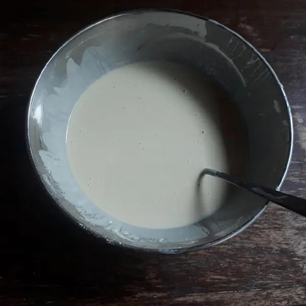 Tambahkan telur, air kapur sirih, margarin, dan air sedikit demi sedikit sambil diuleni hingga rata dan licin. Jangan terlalu encer.
