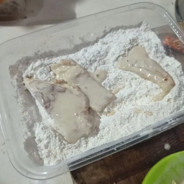 Gulingkan ke tepung kering, bolak-balik sampai terbalut tepung.