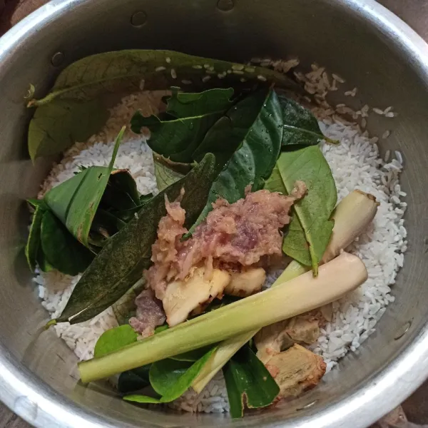 Beri serai, laos, jahe, daun jeruk, daun salam, daun pandan, bawang merah halus, dan bawang putih halus.