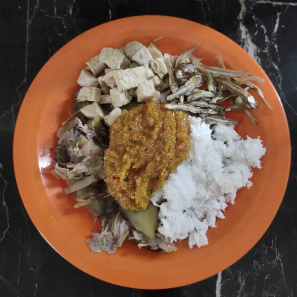 Campur jantung pisang, tempe, teri, kelapa parut, dan bumbu halus.