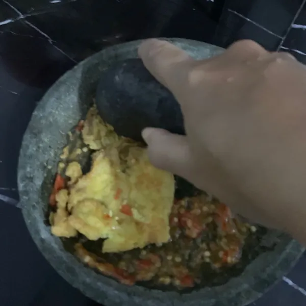 Ulek halus dan geprek telur crispy di atasnya.