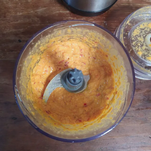 Blender bumbu halus dan minyak goreng.