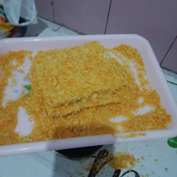 Gulingkan ke tepung panir hingga menutupi seluruh permukaan roti.