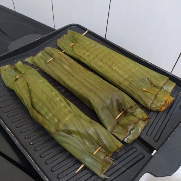 Bakar diatas grill, jangan lupa di bolak balik.