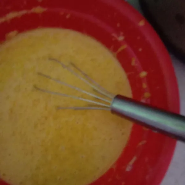 Masukkan vanili bubuk, garam, labu kuning dan tepung terigu, aduk sampai rata.
Selanjutnya masukkan bahan A yang sudah dimasak lalu aduk hingga rata, saring.