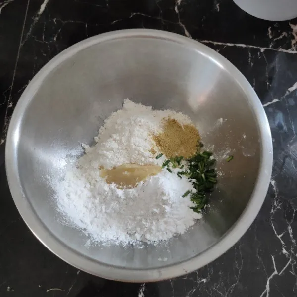 Tambahkan bawang putih halus, garam, kaldu bubuk, dan irisan daun bawang.