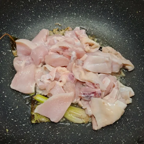 Masukkan ayam, aduk rata. Masak sampai ayam berubah warna.