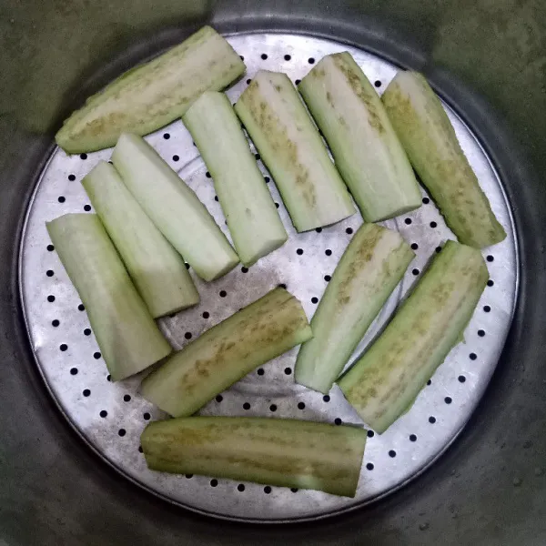 Iris-iris terong lalu kukus hingga empuk.
