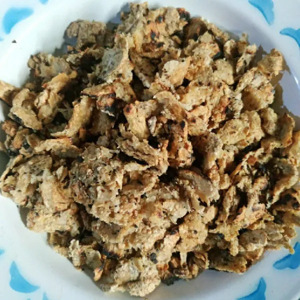 Bakar oncom lalu ulek/tumbuk kasar.