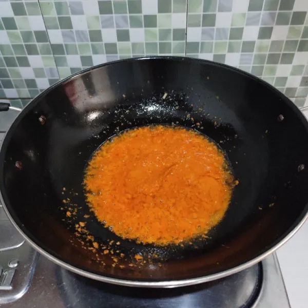 Tumis bumbu halus hingga wangi dan berubah warna.