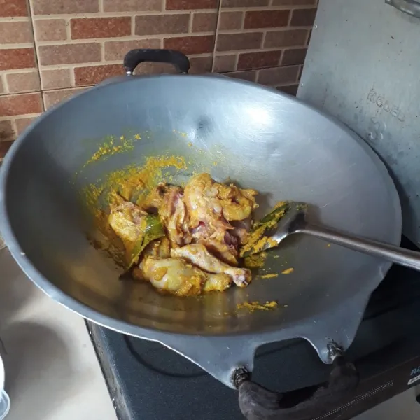 Masukkan ayam, aduk rata dan masak hingga berubah warna