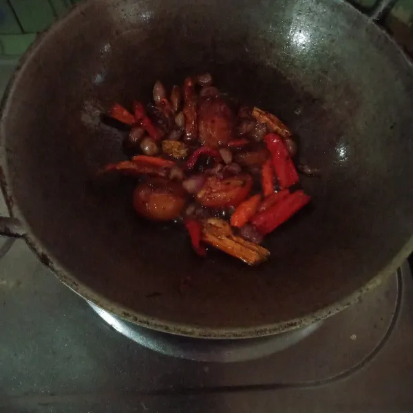 Goreng bahan bumbu halus hingga matang, angkat, haluskan.