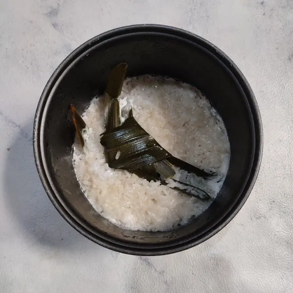 Masak di dalam rice cooke hingga matang, lalu aduk rata.