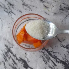 Beri satu sendok makan gula pasir.