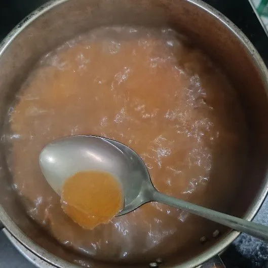Rebus kerupuk hingga setengah matang, angkat dan tiriskan.