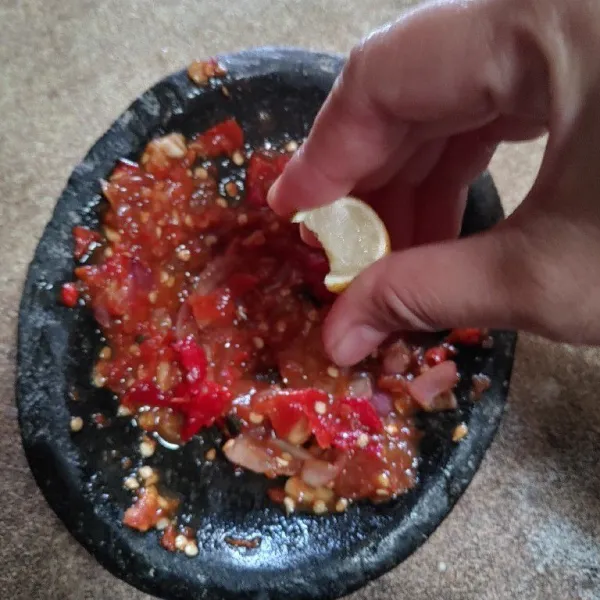 Ulek sambal sampai tercampur rata. Kemudian beri perasan jeruk nipis aduk kembali.
