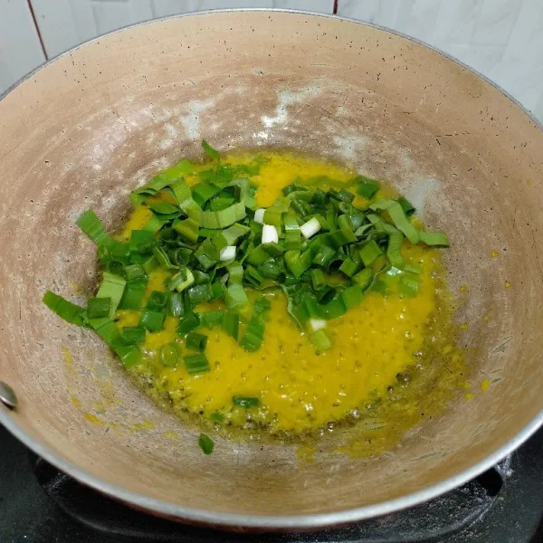Iris dua lembar daun pandan dan daun bawang lalu blender halus bumbu. Tumis bumbu hingga harum lalu masukkan daun pandan dan daun bawang.