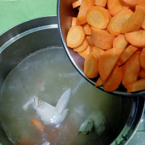 Iris wortel sesuai selera lalu masukkan ke dalam panci.