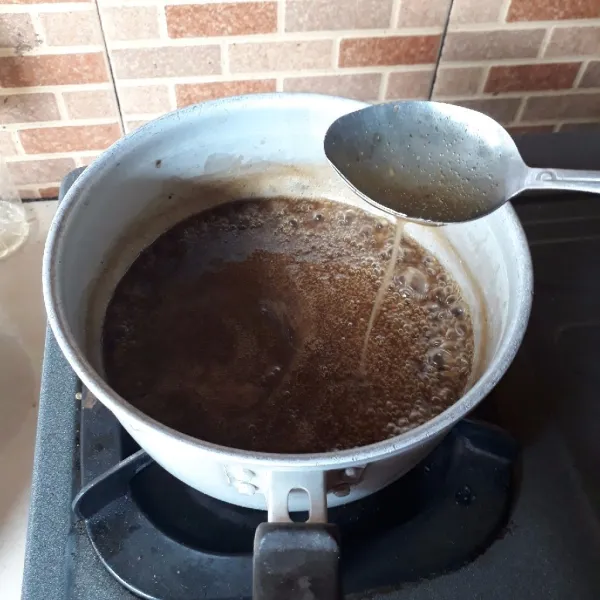 Tambahkan larutan maizena, aduk sambil dimasak hingga mengental.