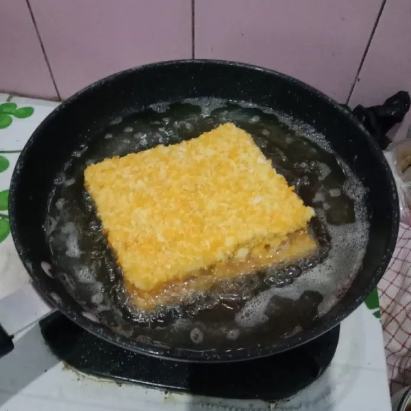 Panaskan minyak, goreng roti hingga kuning keemasan dan matang.