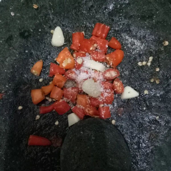 Haluskan bahan sambal korek.