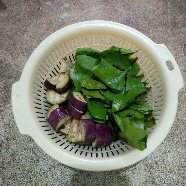 Siapkan sayuran cuci bersih dan potong dadu terong ungu.