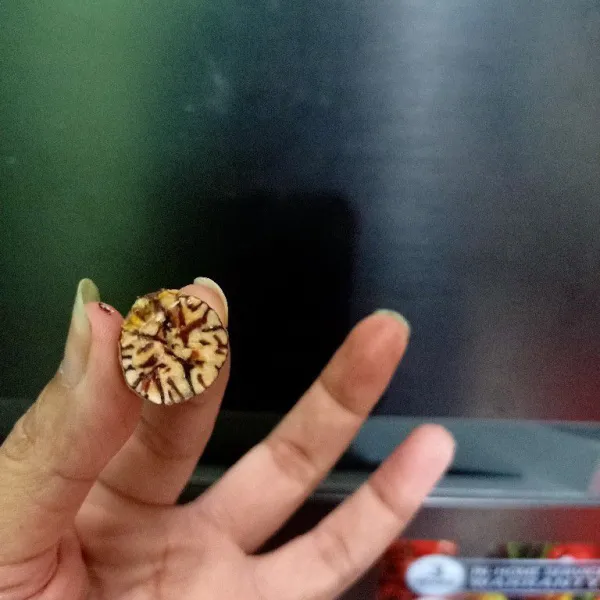Siapkan pala lalu serut, setelah menjadi bubuk masukkan ke dalam panci.