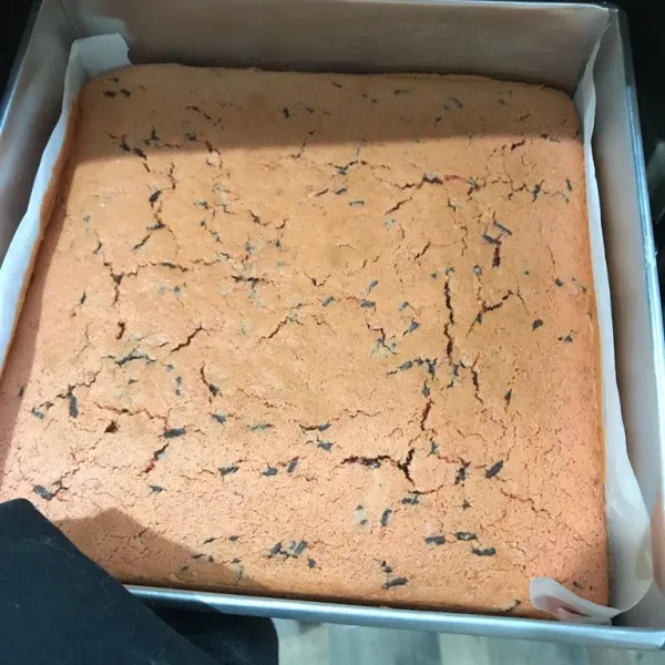 Setelah matang lakukan tes tusuk, jika sudah kering dalam nya keluarkan dan olesi dengan buttercream lapisan atasnya serta berikan topping keju parut. Sajikan.
