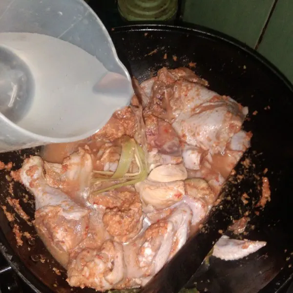 Tambahkan air, kecap, gula merah, merica, dan kaldu bubuk. Aduk rata kembali.