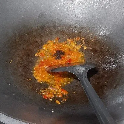 Panaskan sedikit minyak goreng kemudian tumis bumbu halus hingga wangi, tambahkan terasi aduk rata masak hingga tanak.
